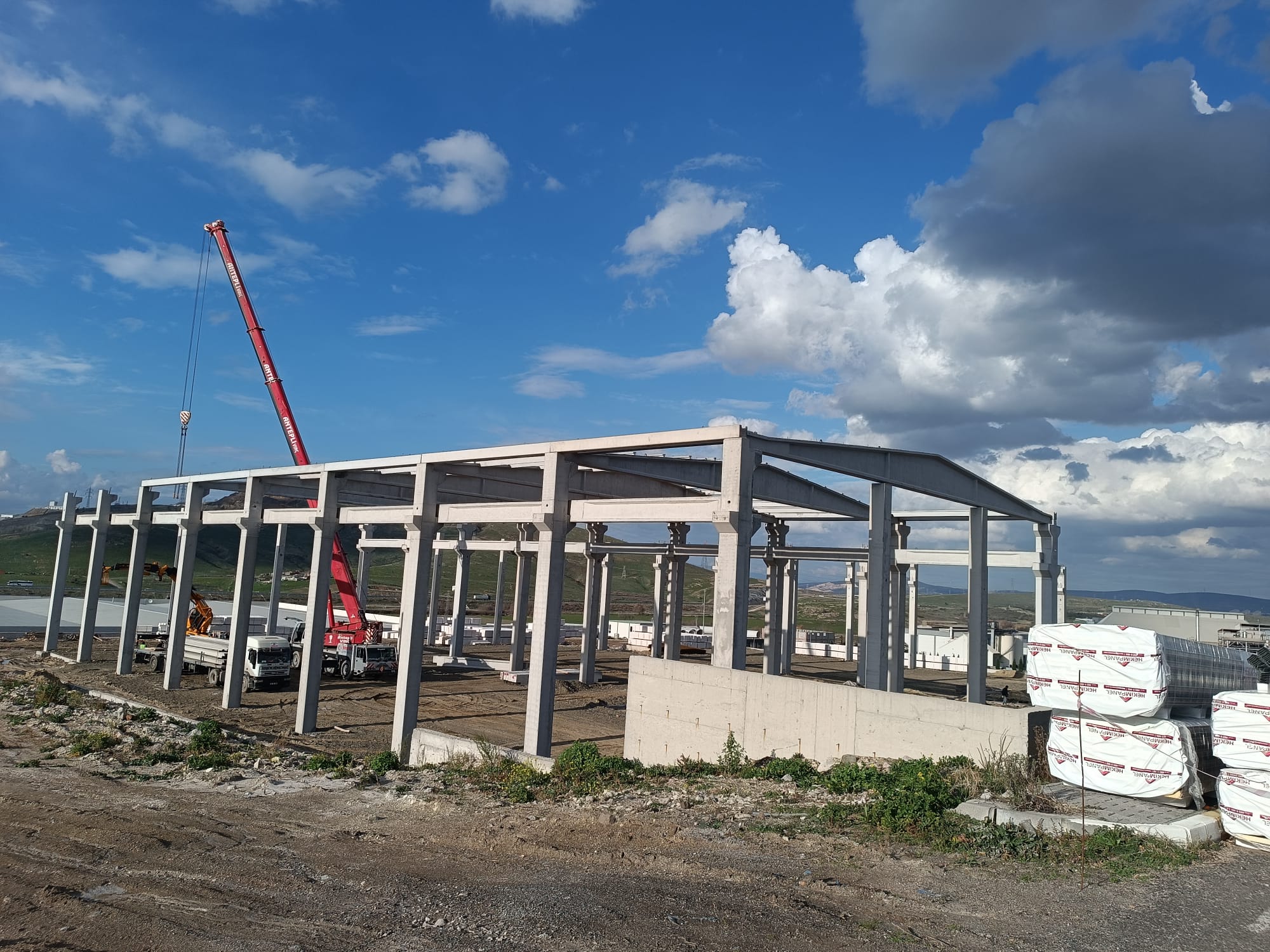 Prebeton prekast yapı elemanlarıyla yükselen fabrika iskeleti ve vinç montajı
